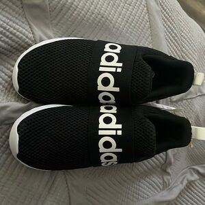 Size 2.5 boys adidas. Never worn